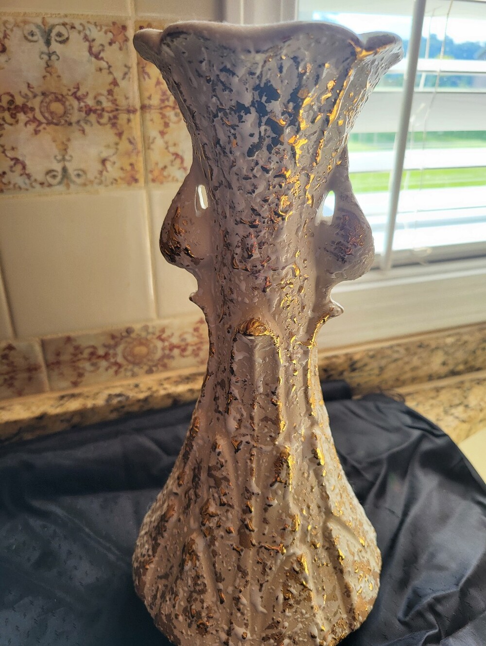 Savory China 12 In. Vase With 24 Kt. Splattered Gold Throughout. - Picture 14 of 16
